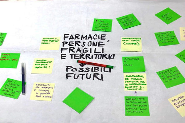 Cartellone con post-it realizzato dalle persone con disabilità insieme ai farmacisti che raccoglie le proposte per possibili futuri nel territorio